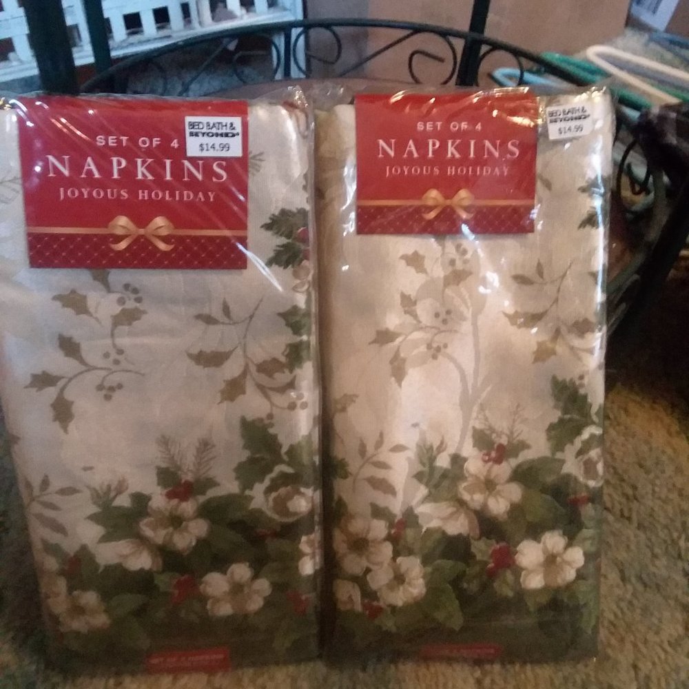 8 Beautiful Holiday Linen Table Napkins NIP